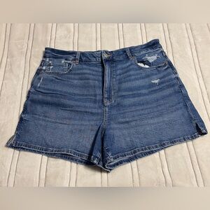 American Eagle curvy high rise mom shorts in a medium wash size 16